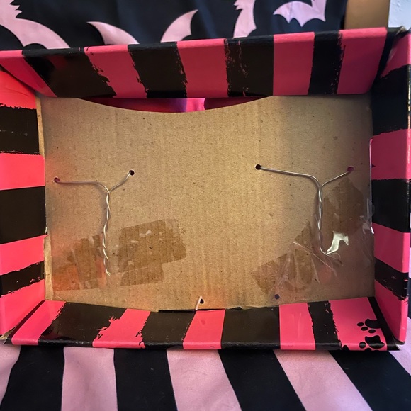 [SOLD] BNWT/ NIB lovesick kit the cat skelanimals plush - Picture 4 of 4